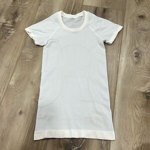 Lululemon swiftly tech short sleeve 2.0 hip length size 0